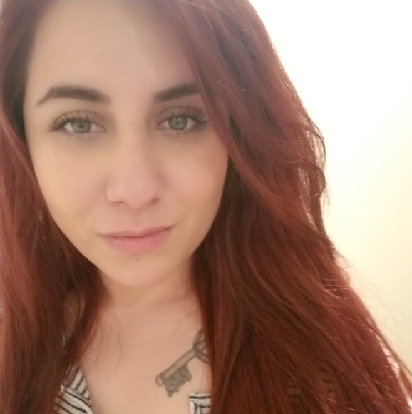 Meet your Posher, Lynn - Picture 2 of 2